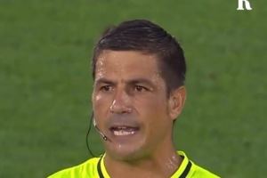 公开透明！科莫vs拉齐奥主裁向全场观众解释VAR判罚，意甲首次