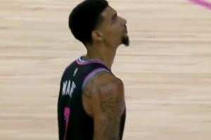 这大个儿挺灵活!韦尔机警绕前抢断 反击飞奔单臂舒展劈扣!