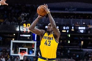 针锋相对!西亚卡姆首节三分3中2得到8分2板 邓罗三分5中3拿9分