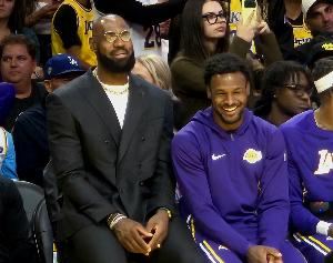 😂詹姆斯:布朗尼有了自己的住处 他搬出去后我们交流也少了