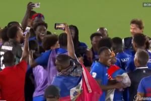 等了半个多世纪！海地球员赛后围一起等待确定晋级，随后狂欢庆祝图片