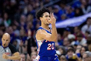 破荒!麦凯恩中投得手兴奋庆祝 拿到自己本赛季首分